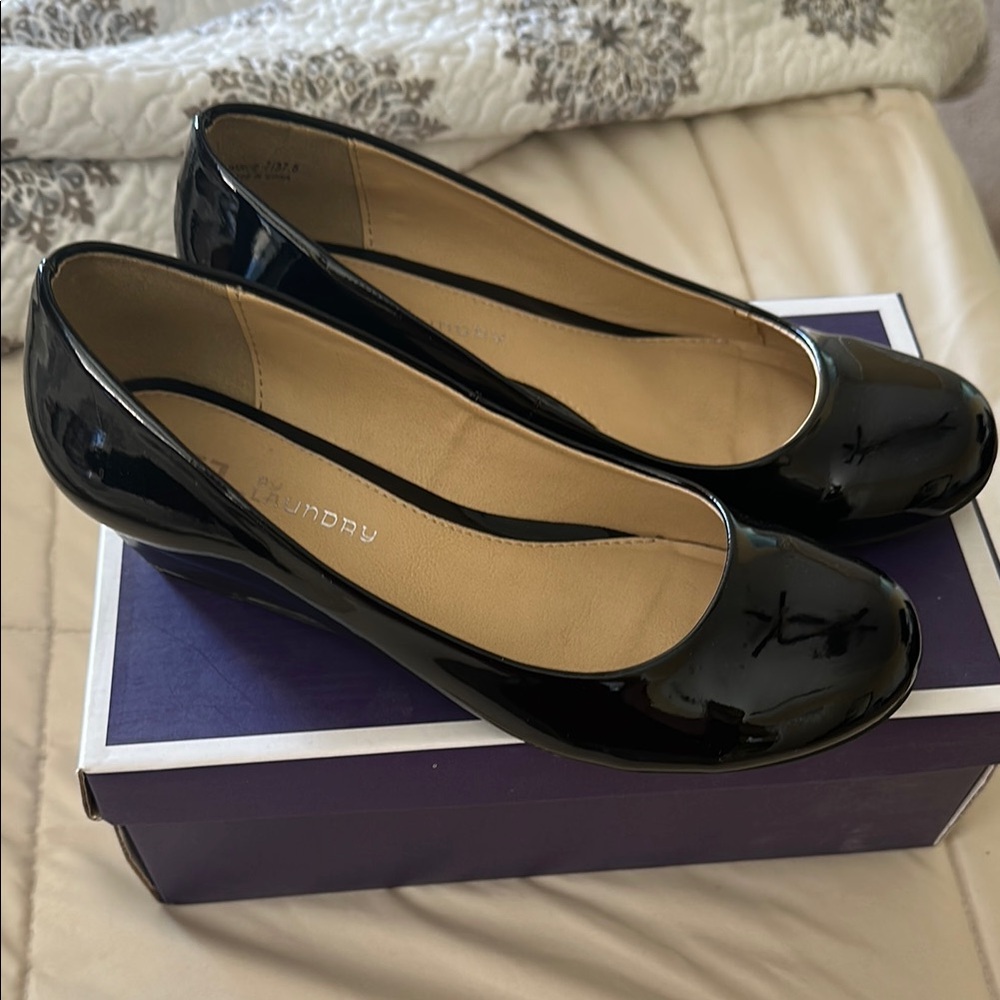 CL by Laundry Black Flats with Glossy Finish